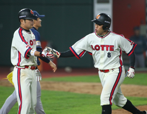 장성우 선수의 따라가는 1타점 적시타